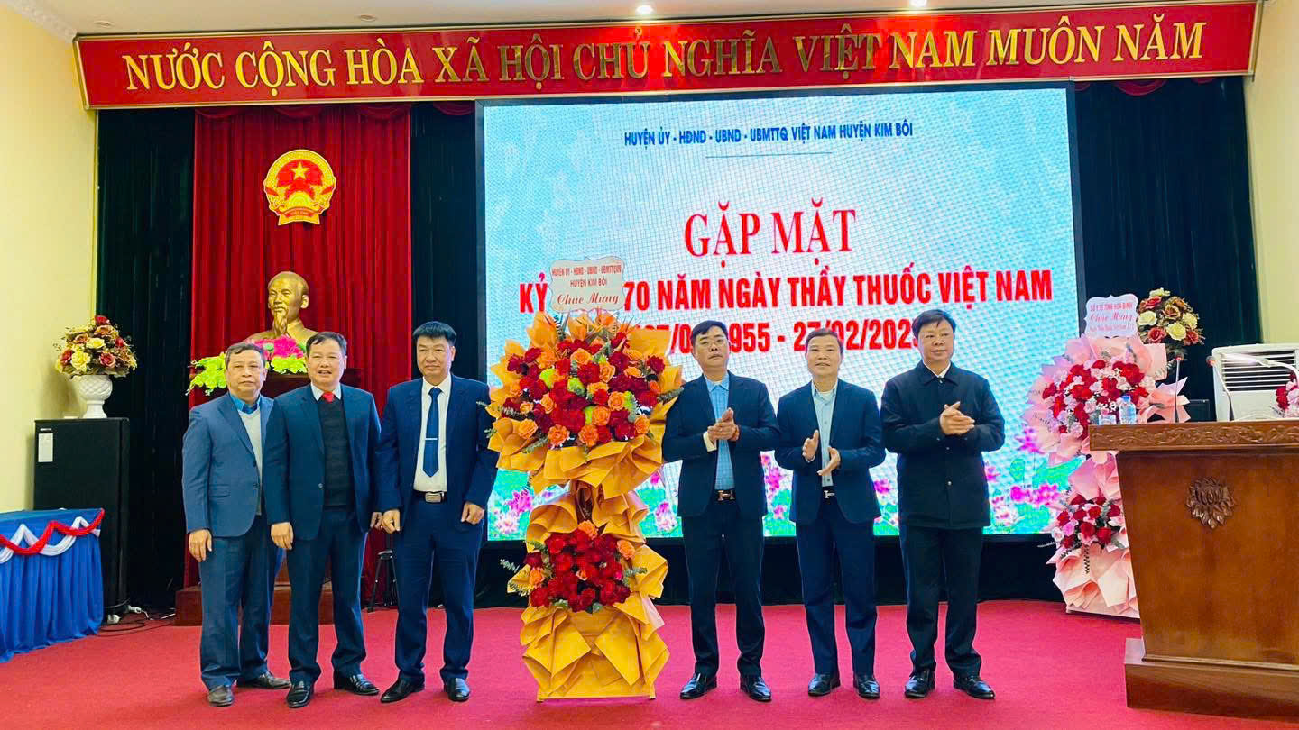UBND HUYỆN KIM BÔI TỔ CHỨC KỶ NIỆM 70 NĂM NGÀY THẦY THUỐC VIỆT NAM (27/02/1955 – 27/02/2025).
