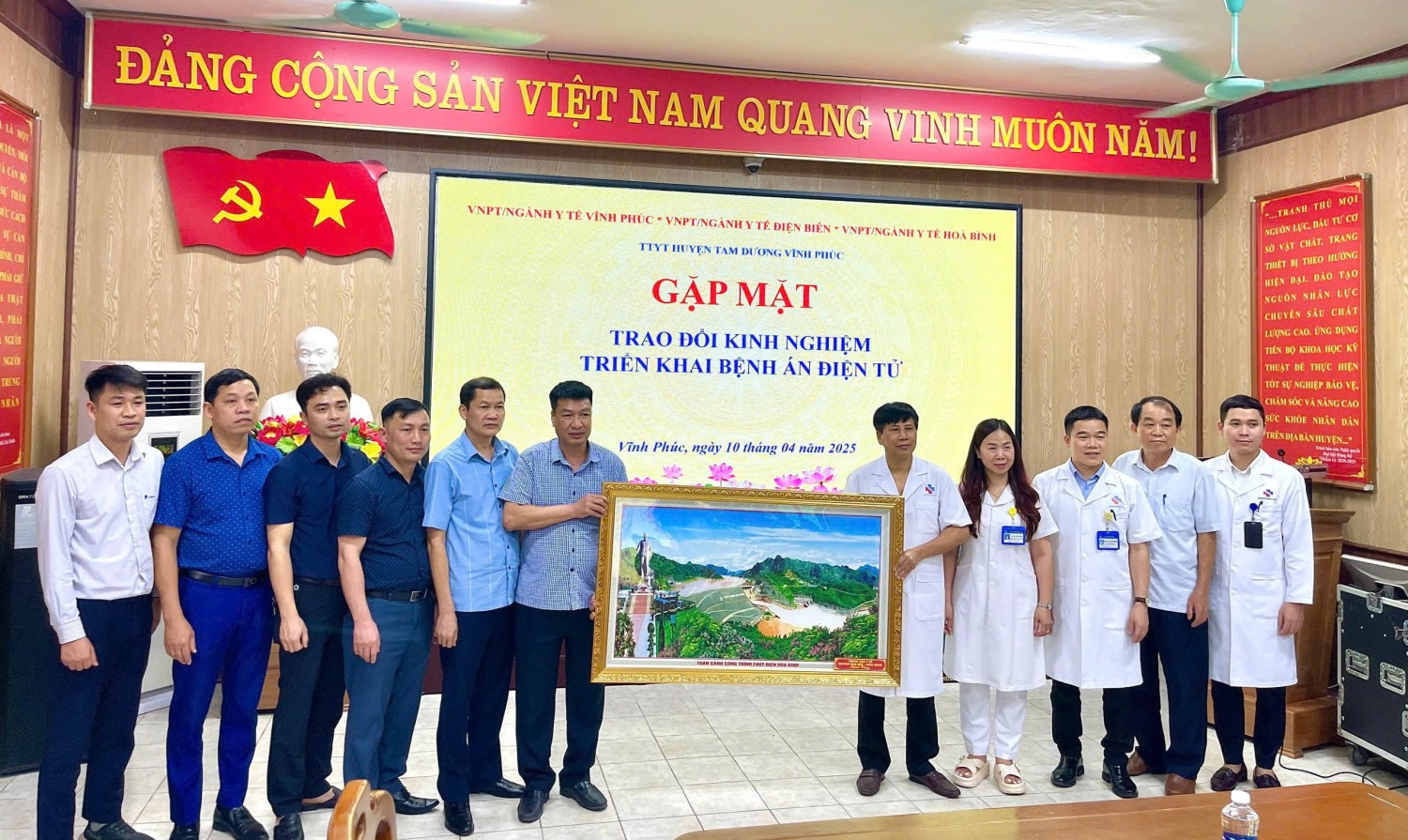 TTYT HUYỆN KIM BÔI THAM QUAN, HỌC TẬP KINH NGHIỆM TRIỂN KHAI BỆNH ÁN ĐIỆN TỬ TẠI TTYT HUYỆN TAM DƯƠNG.
